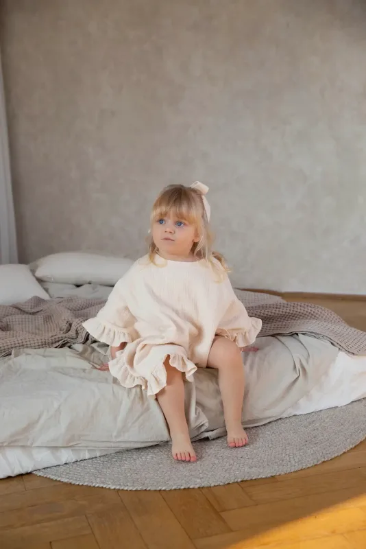 Muślinowy szlafrok „Softly” dla dziewczynki z efektem lnu — Atelier Loome