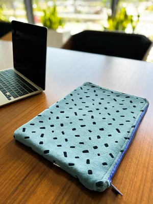 Etui na laptopa 13/14 cali z weluru – niebieskie — Bavelana