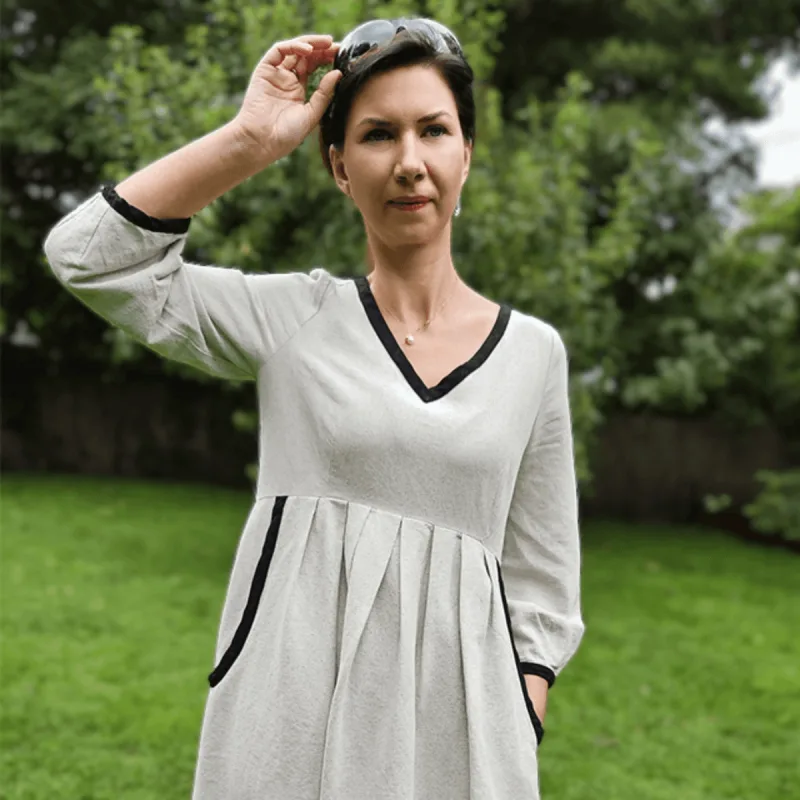 Sukienka bawełniano konopna z czarnymi lamówkami — KOMBINAT
