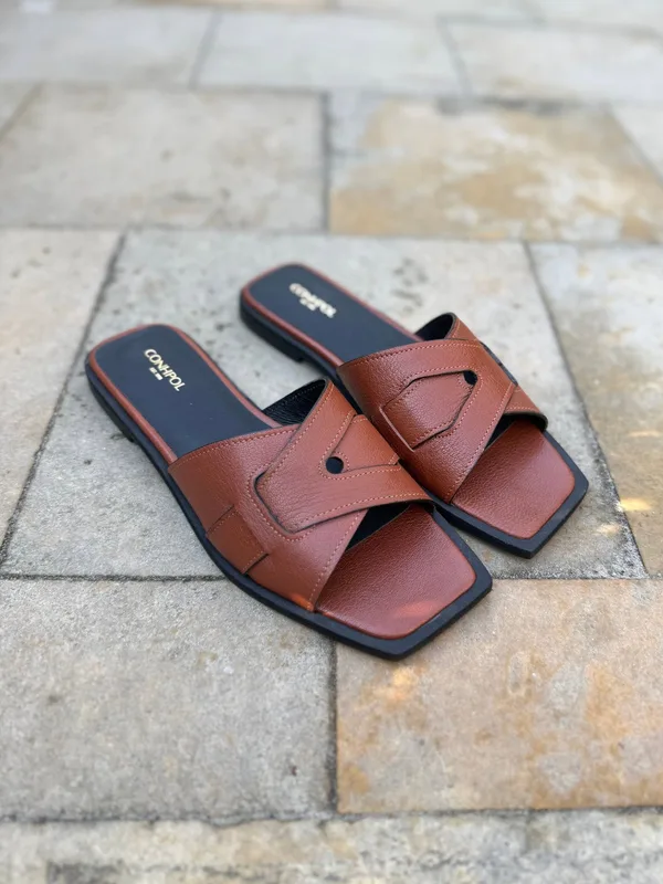 Brązowe klapki Virelle — Konopka Shoes