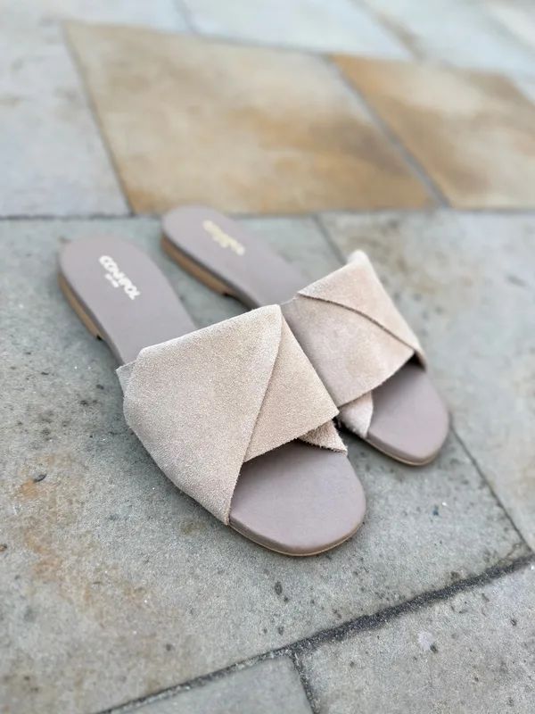Beżowe klapki Giulia — Konopka Shoes