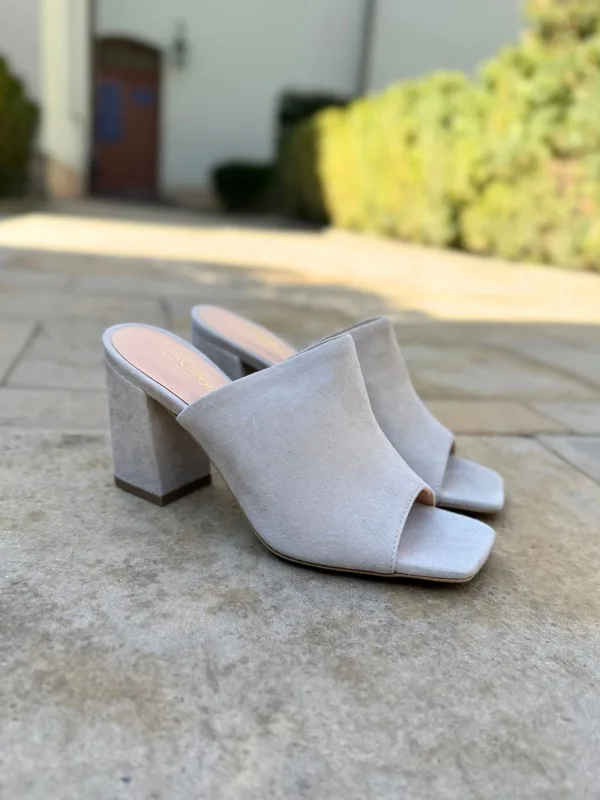 Beżowe klapki Judith — Konopka Shoes