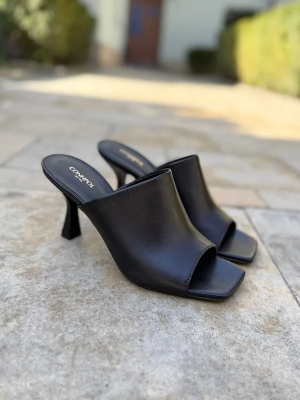 Czarne klapki Judith — Konopka Shoes