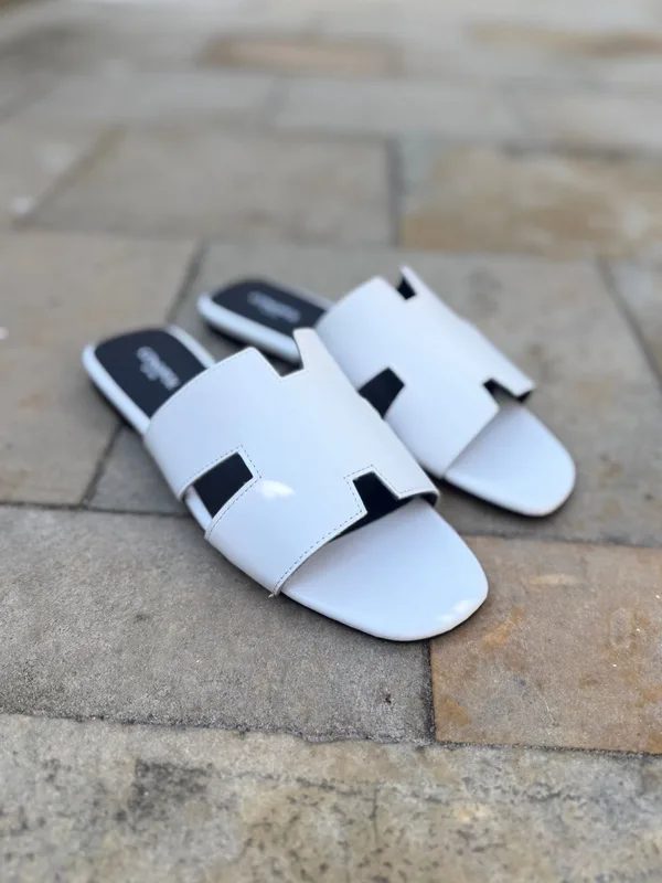 Białe klapki Giulia — Konopka Shoes