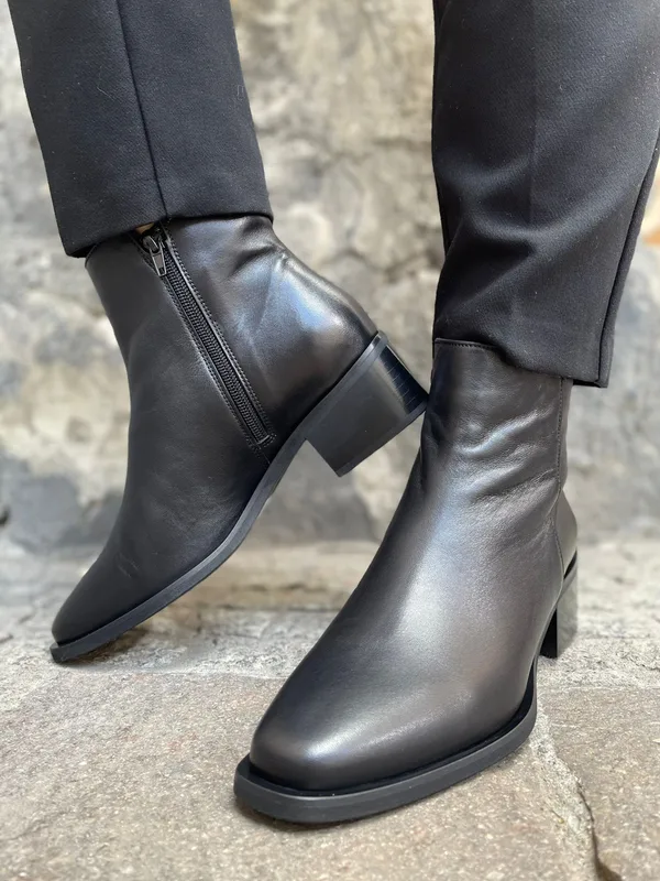 Czarne botki Yasemin — Konopka Shoes