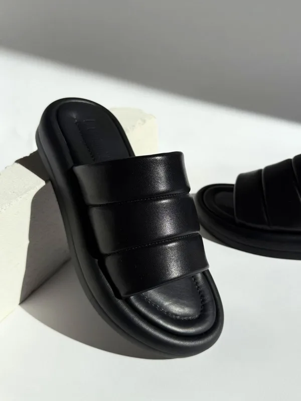Czarne klapki Lotta — Konopka Shoes