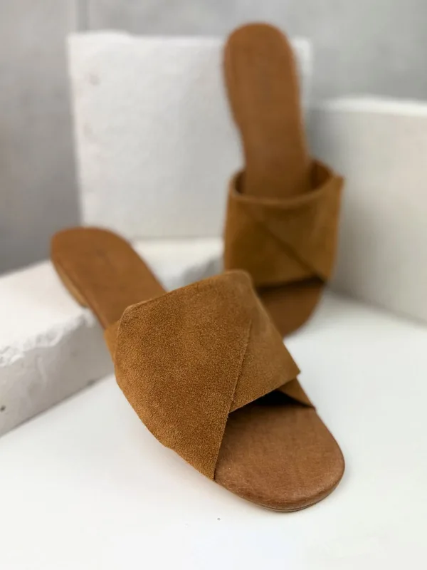 Brązowe klapki Giulia — Konopka Shoes