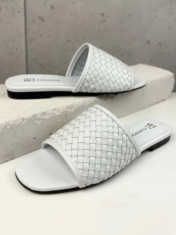 Białe klapki Giulia — Konopka Shoes