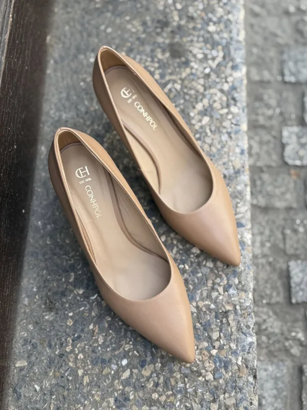 Beżowe szpilki Varia — Konopka Shoes