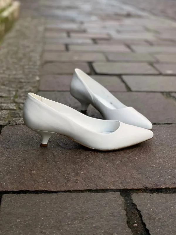 Białe czółenka Audrey — Konopka Shoes