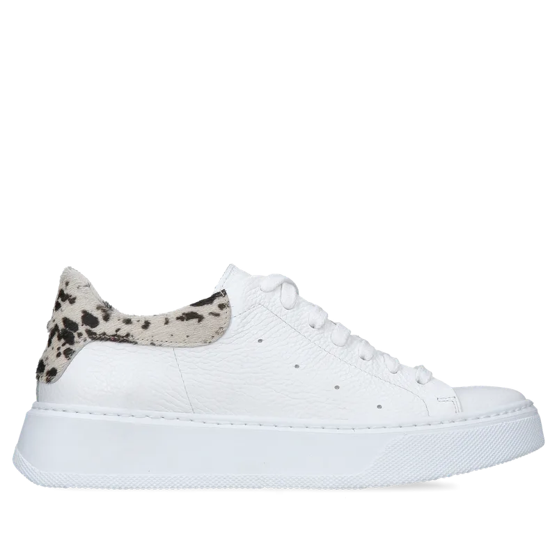 Białe sneakersy Lusi — Konopka Shoes