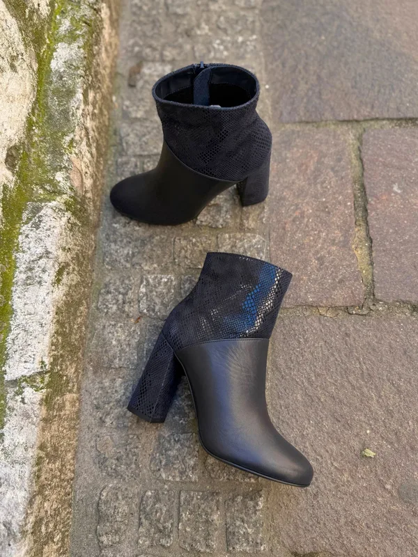 Granatowe botki Vigdis — Konopka Shoes