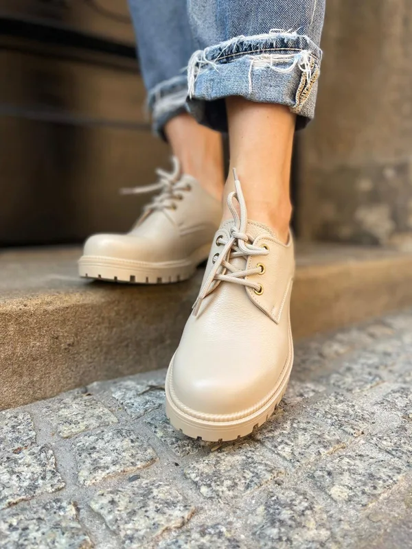 Beżowe półbuty Norene — Konopka Shoes