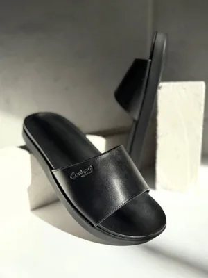 Czarne klapki Enzi — Konopka Shoes
