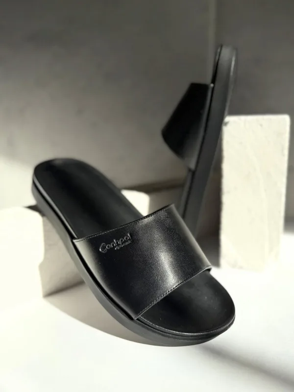 Czarne klapki Enzi — Konopka Shoes