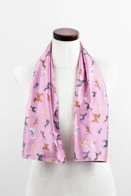 Apaszka podłużna z chartami róż — LOANI