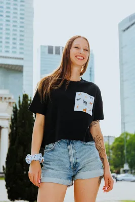 T shirt czarny z kieszonką w charty crop — LOANI