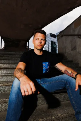 T shirt czarny z kieszonką w charty unisex — LOANI