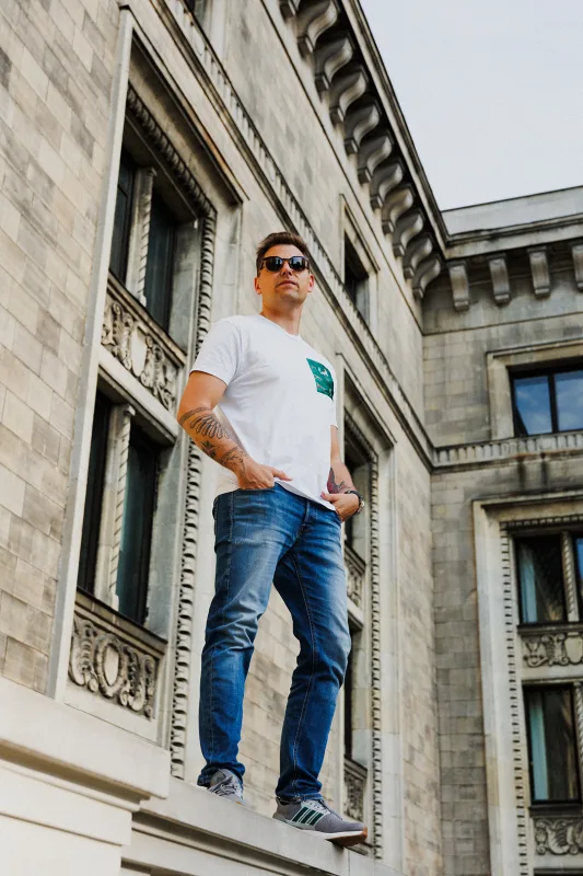 T shirt biały z kieszonką w charty unisex — LOANI