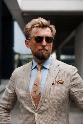 Krawat karmelowy Charty — LOANI