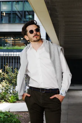 Koszula męska biała z mankietami w charty — LOANI