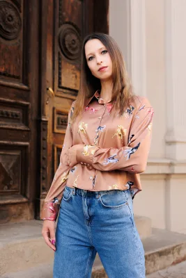 Satynowa koszula damska karmel krótka Saluki — LOANI