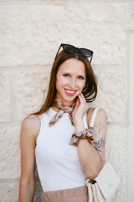 Apaszka 45x45cm z chartami karmel — LOANI