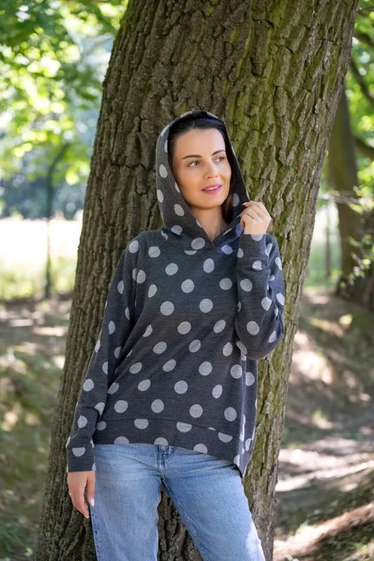 Damska bluza z kapturem z wełny merino, szara w grochy oversize — MeriTales