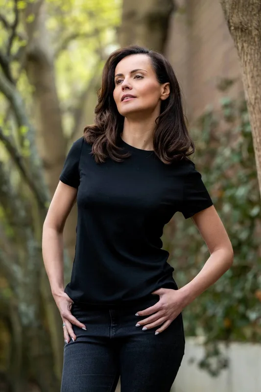 Klasyczna koszulka damska z wełny merino, t shirt merino, czarny — MeriTales