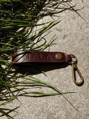 Breloczek / zawieszka do produktów , kolekcja " Nikiszowiec", kolor wiśniowy, skóra naturalna — NALA