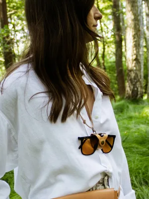 Klips na okulary, na rzemyku, kolekcja "Łeba", kolor piaskowy, skóra naturalna — NALA