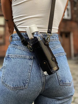 Pokrowiec na bidon na pasku, kolekcja "Katowice", kolor czarny stare złoto, skóra naturalna — NALA