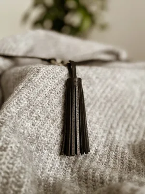 Breloczek "Chwost", kolekcja "Katowice", kolor czarny, skóra naturalna — NALA