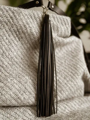 Breloczek "Chwost" długi, kolekcja "Katowice", kolor czarny, skóra naturalna — NALA