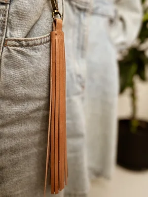 Breloczek "Chwost" długi, kolekcja "Łeba", kolor piaskowy, skóra naturalna — NALA