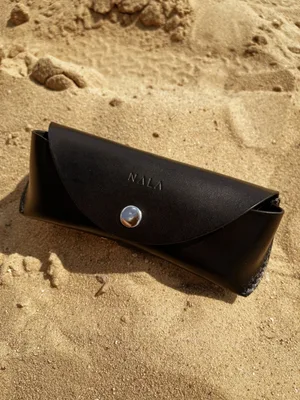 Pokrowiec na okulary pełny, kolekcja „Katowice", kolor czarny srebro, skóra naturalna — NALA