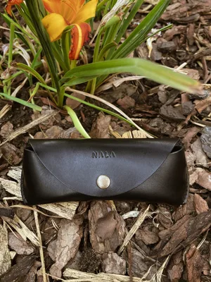 Pokrowiec na okulary pełny, kolekcja „Katowice", kolor czarny złoto, skóra naturalna — NALA