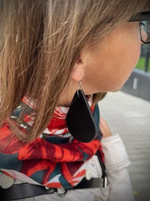 Kolczyki "Krople", kolekcja "Katowice", kolor czarny, skóra naturalna — NALA