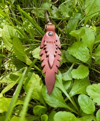 Breloczek "Listki", kolekcja "Szczyrk", kolor brązowy, skóra naturalna — NALA