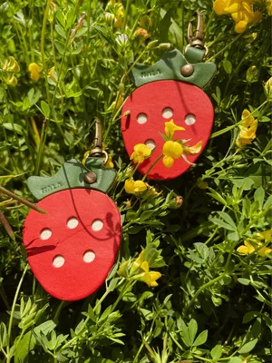 Breloczek "Truskawka", skóra naturalna — NALA