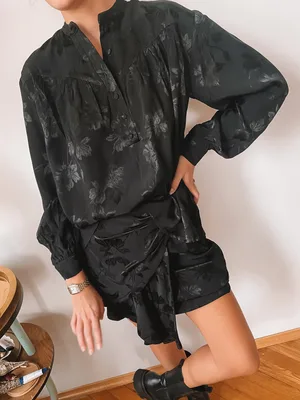 Spódnica mini Victoria czarne kwiaty — No Pewnie