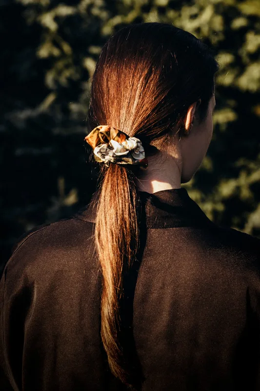 Satynowa gumka do włosów scrunchie – miedziany print — Oh!Zuza