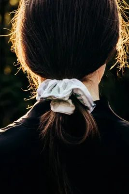 Wiskozowa gumka do włosów scrunchie – liściasty print — Oh!Zuza