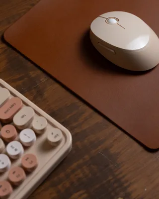 Personalizowana podkładka pod myszkę wykonana ze skóry — Poley Leather Design