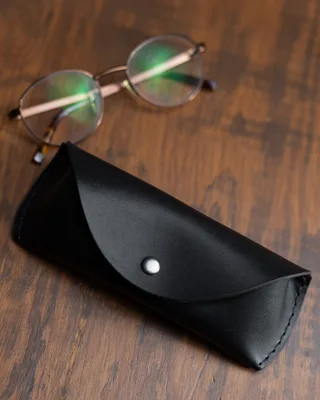 Ręcznie szyte, personalizowane skórzane etui na okulary — Poley Leather Design