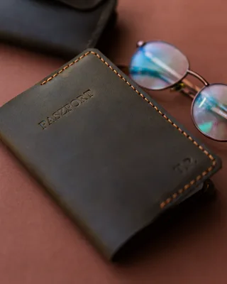 Skórzane etui na paszport – personalizacja — Poley Leather Design
