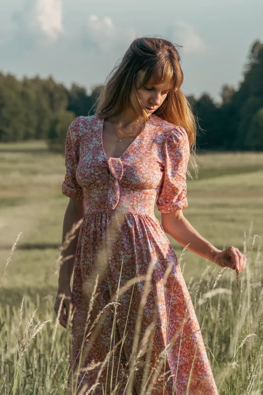 OUTLET Sukienka dzianinowa z wiązanym dekoltem Elodie Blush — Poplin Warsaw