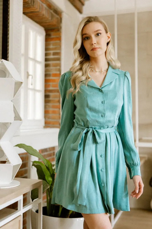 Sukienka mini Bette – Amazonite mini szmizjerka z kołnierzykiem — Poplin Warsaw