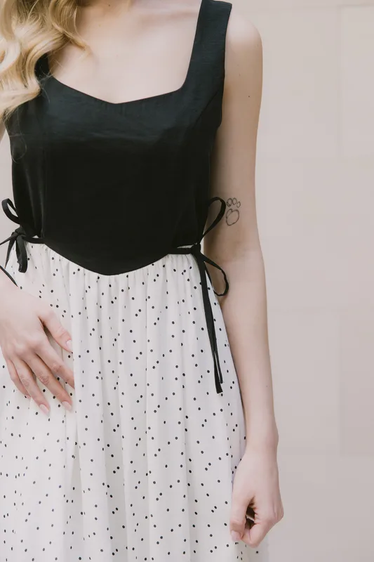 Sukienka na ramiączkach Rosemarie – Black&Cream klasyczne groszki — Poplin Warsaw