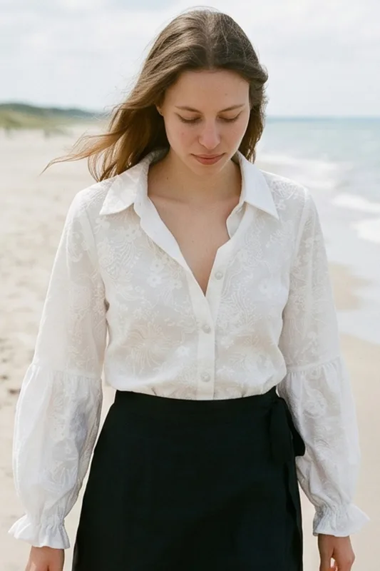Koszula haftowana Thea – Cream z szarfą — Poplin Warsaw